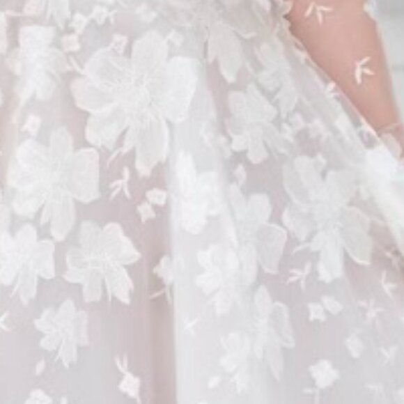 Wedding gown - Picture 5 of 9